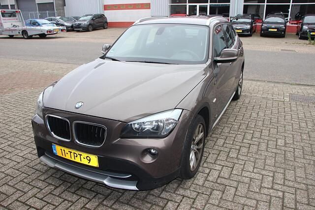 Bruin Gebruikt 2012 BMW X1 Executive SUV | € 14.950 (Eerlijke prijs) - Afbeelding 1/4