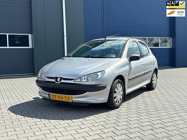 Grijs Gebruikt 2005 Peugeot 206 Hatchback | € 999 (Goede deal) - Afbeelding 1/4