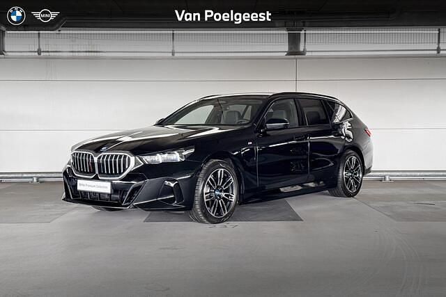 Saphirschwarz metallic (475) (zwart metallic) Gebruikt 2024 BMW 530e Comfort Edition Stationwagen | € 75.900 - Afbeelding 1/4