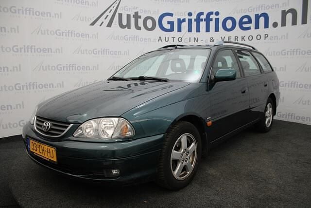 Groen (metallic) Occasion 2003 Toyota Avensis Luna Stationwagen | € 2.490 (Eerlijke prijs) - Afbeelding 1/4
