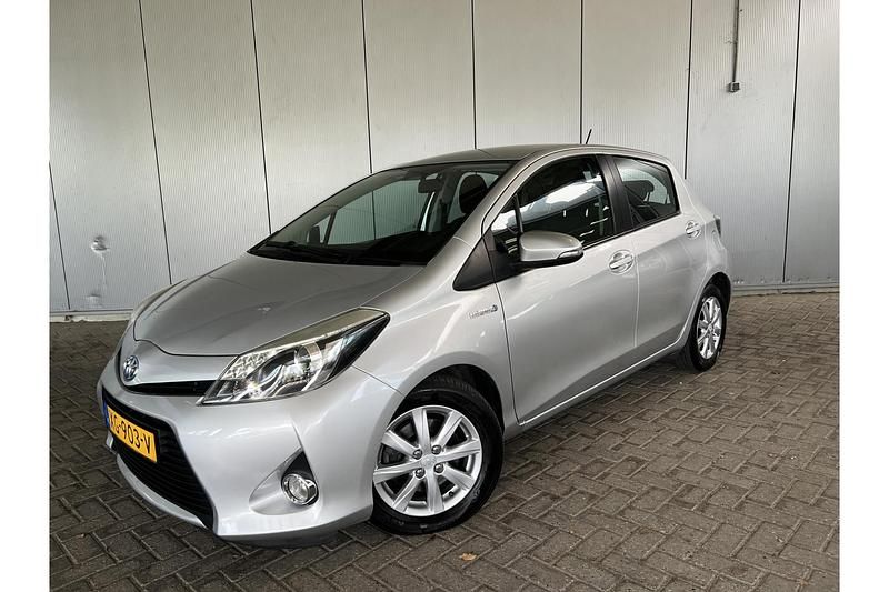 Occasion Toyota Yaris Hybrid 101 PK (74 kW) 2014 Grijs Hatchback