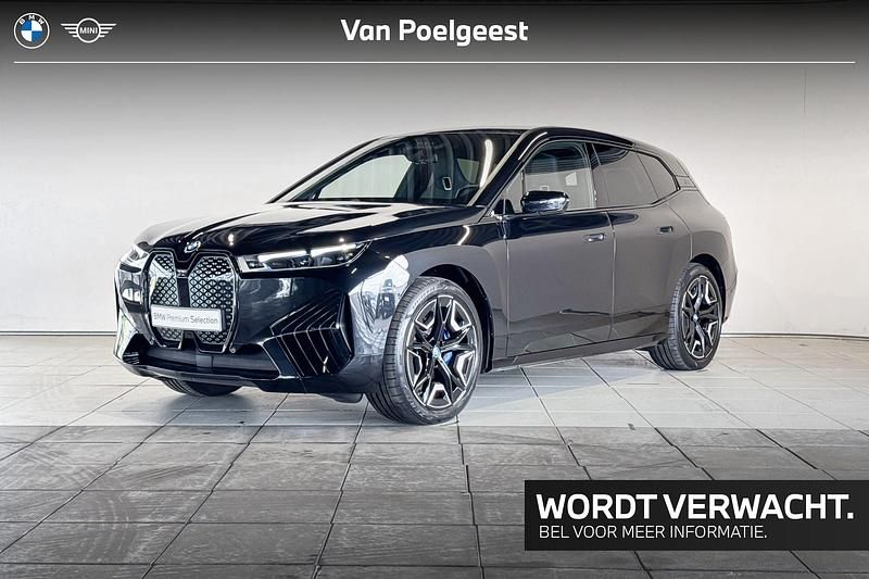 Saphirschwarz metallic (zwart metallic) Gebruikt 2024 BMW iX Comfort Edition SUV | € 69.850 (Iets duurder) - Afbeelding 1/4
