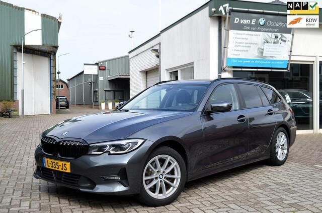 Grijs Gebruikt 2021 BMW 318 Stationwagen | € 23.900 (Eerlijke prijs) - Afbeelding 1/4