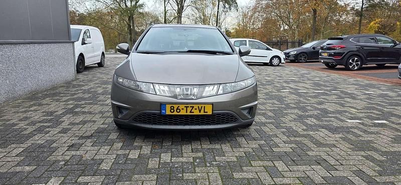 Grijs Gebruikt 2007 Honda Civic Comfort Hatchback | € 3.900 (Eerlijke prijs) - Afbeelding 1/4