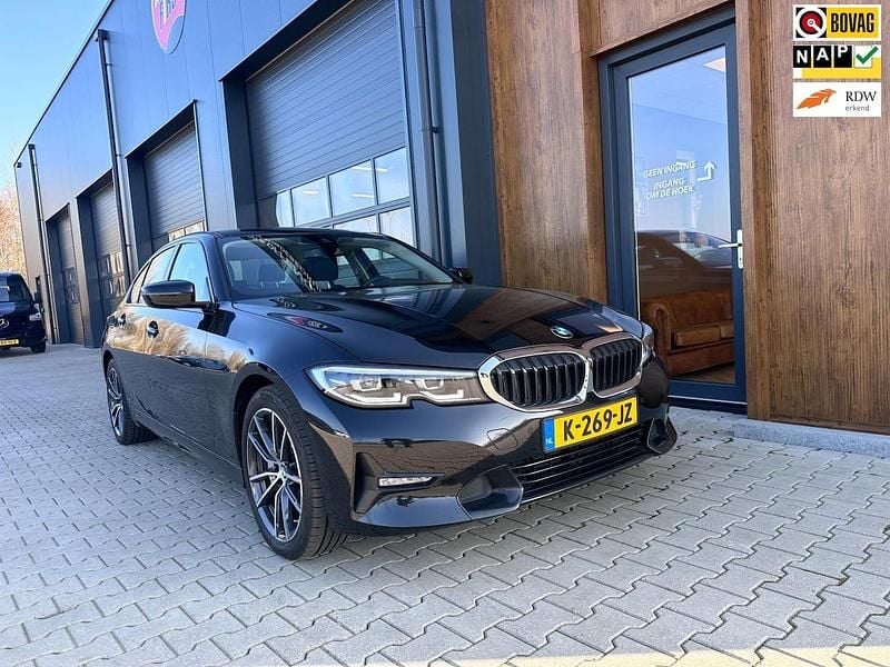 Zwart, metallic lak Occasion 2021 BMW 330e Sport Line Sedan | € 27.890 (Super prijs) - Afbeelding 1/4