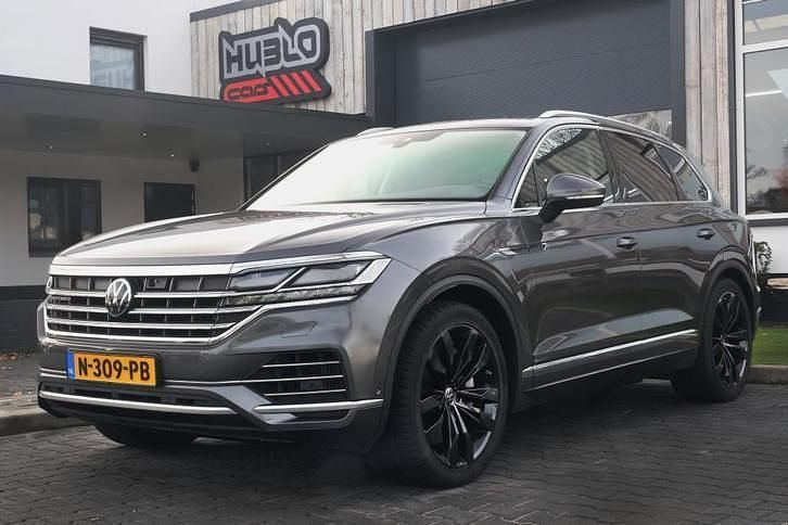 Grijs Occasion 2021 VW Touareg SUV | € 41.750 (Eerlijke prijs) - Afbeelding 1/4