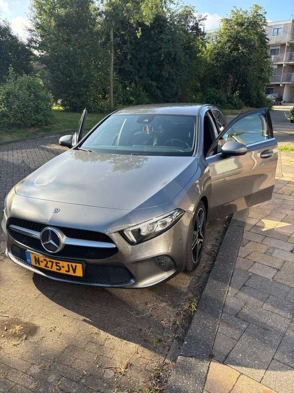 Grijs Gebruikt 2018 Mercedes A180 Hatchback | € 17.900 (Goede deal) - Afbeelding 1/4