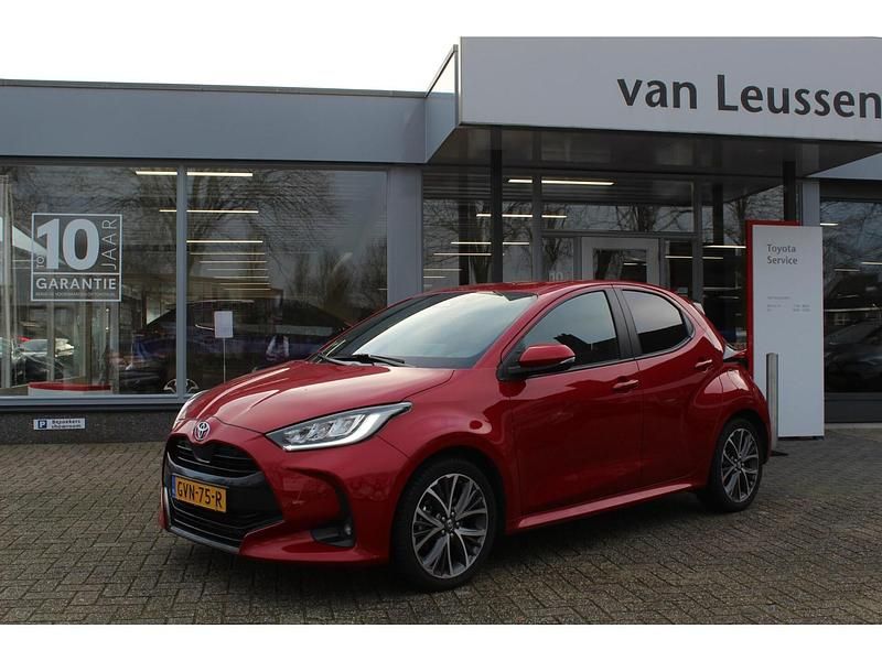 Rood Occasion 2024 Toyota Yaris Executive Hatchback | € 24.740 (Goede deal) - Afbeelding 1/4
