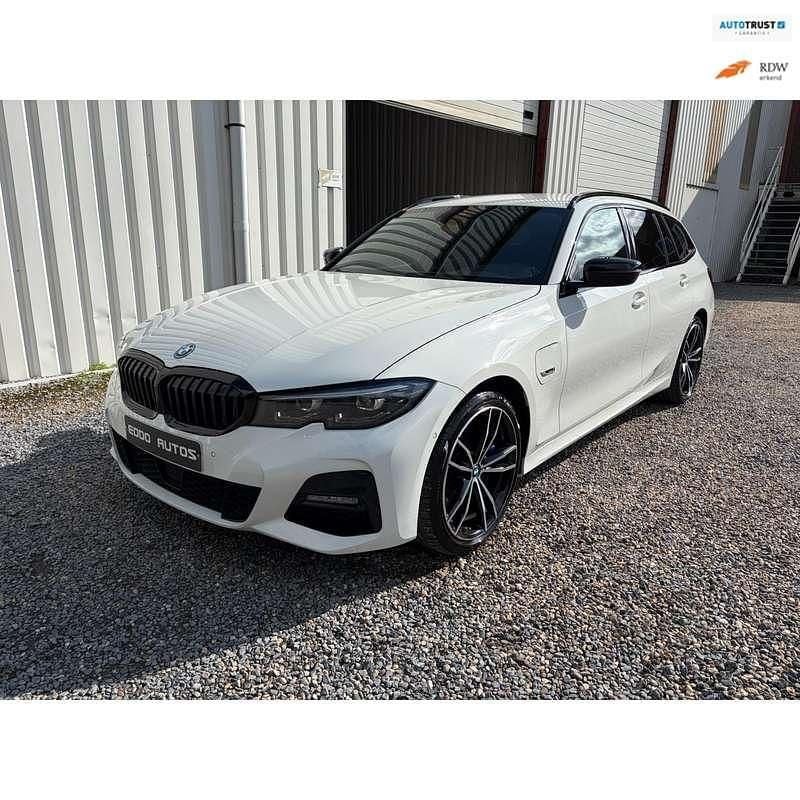 Wit Gebruikt 2022 BMW 320e Executive Stationwagen | € 25.998 (Goede deal) - Afbeelding 1/4