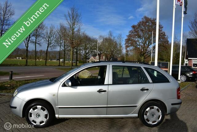 Grijs Gebruikt 2004 Skoda Fabia Stationwagen | € 1.250 (Eerlijke prijs) - Afbeelding 1/4