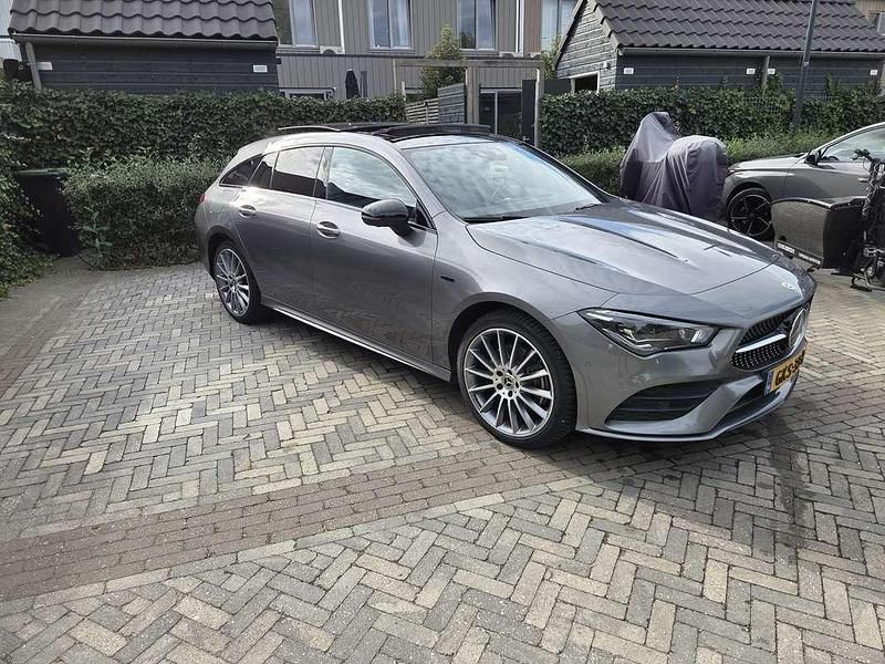 Grijs Gebruikt 2021 Mercedes CLA250e Premium Sedan | € 32.000 (Super prijs) - Afbeelding 1/4