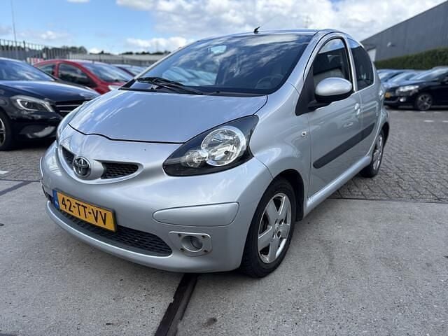 Grijs Gebruikt 2007 Toyota Aygo Sport Hatchback | € 2.550 (Eerlijke prijs) - Afbeelding 1/4