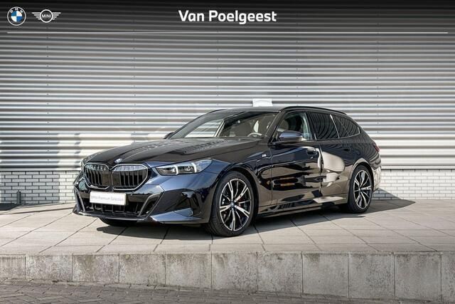 M carbonschwarz Gebruikt 2025 BMW 530e Comfort Edition Stationwagen | € 81.900 - Afbeelding 1/4