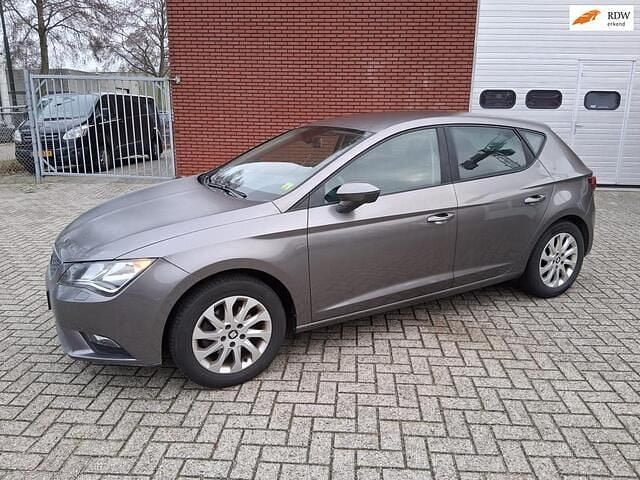 Grijs Gebruikt 2015 Seat Leon Reference Hatchback | € 8.990 (Eerlijke prijs) - Afbeelding 1/4