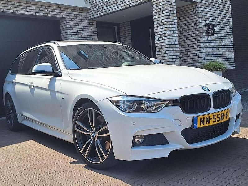 Wit Gebruikt 2017 BMW 320 M Sport Stationwagen | € 21.950 (Eerlijke prijs) - Afbeelding 1/4
