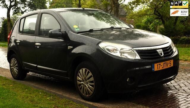 Grijs Gebruikt 2009 Dacia Sandero Lauréate Hatchback | € 2.499 (Eerlijke prijs) - Afbeelding 1/4