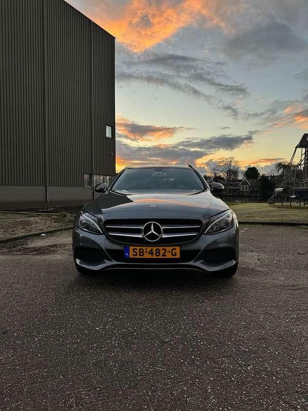 Grijs Gebruikt 2018 Mercedes C200 Premium Stationwagen | € 19.750 (Goede deal) - Afbeelding 1/4