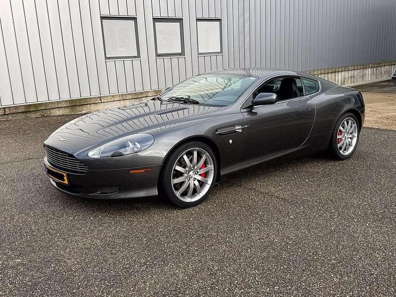 Grijs Gebruikt 2005 Aston Martin DB9 Coupé | € 36.800 (Goede deal) - Afbeelding 1/4