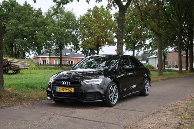 Zwart Gebruikt 2019 Audi A3 Sport Sedan | € 18.950 (Eerlijke prijs) - Afbeelding 1/4