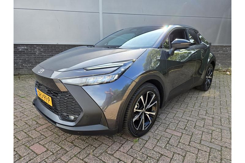 Grijs Gebruikt 2024 Toyota C-HR SUV | € 34.480 (Duur) - Afbeelding 1/1