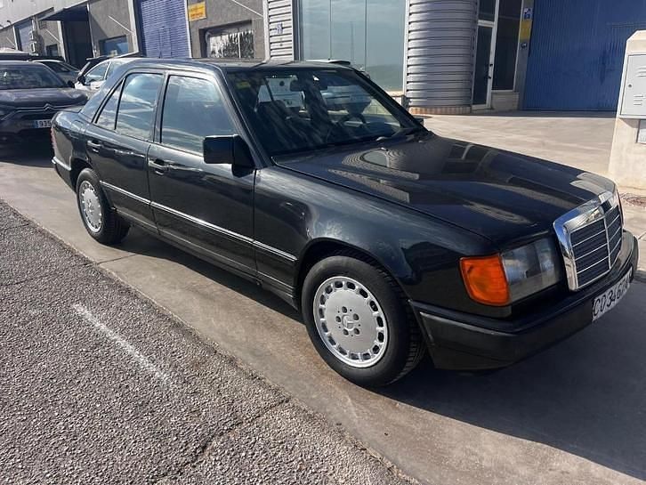 Gebruikt 1988 Mercedes E250 | € 3.650 - Afbeelding 1/1