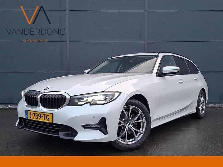 Wit (metallic) Gebruikt 2020 BMW 320 Executive Stationwagen | € 28.945 (Goede deal) - Afbeelding 1/4