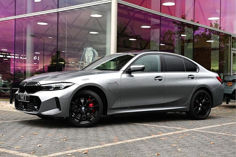 Grijs Nieuw 2025 BMW 330e Executive Sedan | € 72.652 (Eerlijke prijs) - Afbeelding 1/4