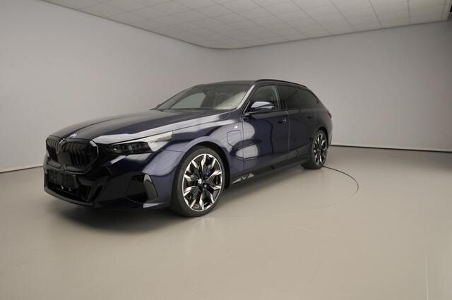 Blauw Nieuw 2025 BMW 550e M Sport Stationwagen | € 118.732 (Duur) - Afbeelding 1/4