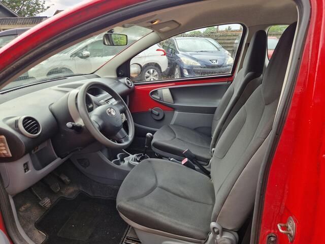 Occasion Toyota Aygo 68 PK (50 kW) 2006 Rood Hatchback