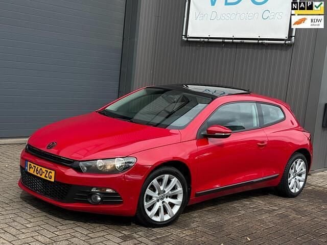 Rood Gebruikt 2009 VW Scirocco Highline Coupé | € 4.950 (Goede deal) - Afbeelding 1/4