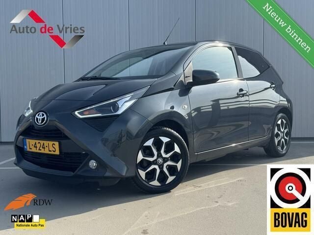 Grijs Gebruikt 2021 Toyota Aygo Hatchback | € 12.995 (Eerlijke prijs) - Afbeelding 1/4