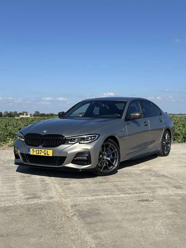 Grijs Gebruikt 2019 BMW 330 M Sport Sedan | € 28.500 (Eerlijke prijs) - Afbeelding 1/4