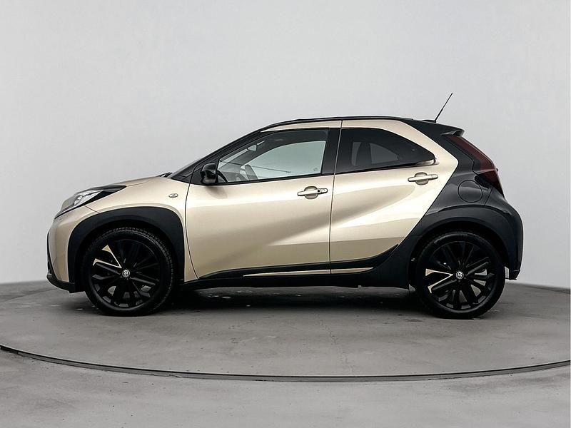 Occasion Toyota Aygo X Envy 72 PK (52 kW) 2022 Ginger beige metallic / zwart dak (licht goud metallic) SUV