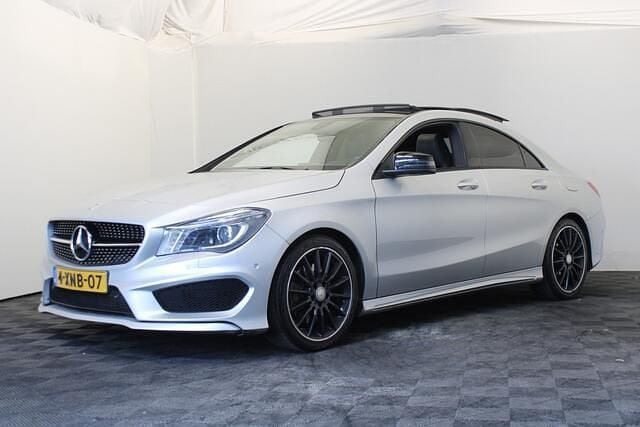 Grijs Gebruikt 2014 Mercedes CLA250 Prestige Sedan | € 18.450 (Eerlijke prijs) - Afbeelding 1/4