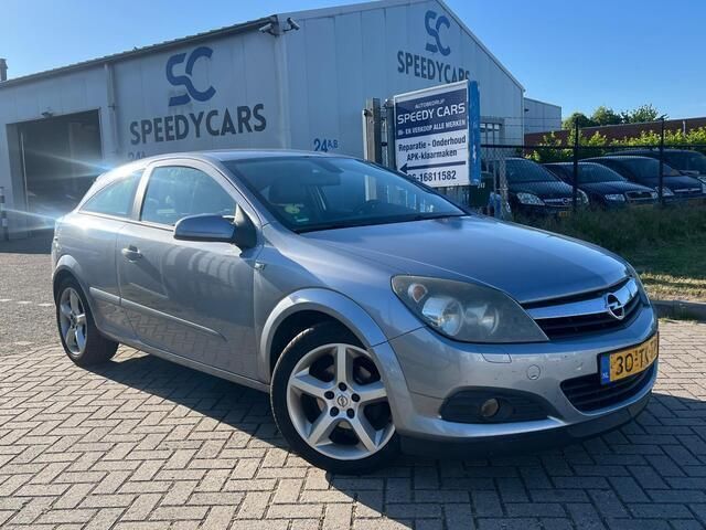 Grijs Gebruikt 2006 Opel Astra GTC Edition Coupé | € 1.449 (Eerlijke prijs) - Afbeelding 1/4