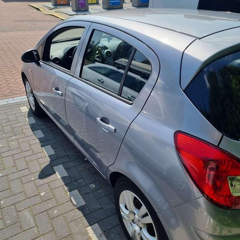 Grijs Gebruikt 2009 Opel Corsa Enjoy MPV | € 3.500 (Eerlijke prijs) - Afbeelding 1/4