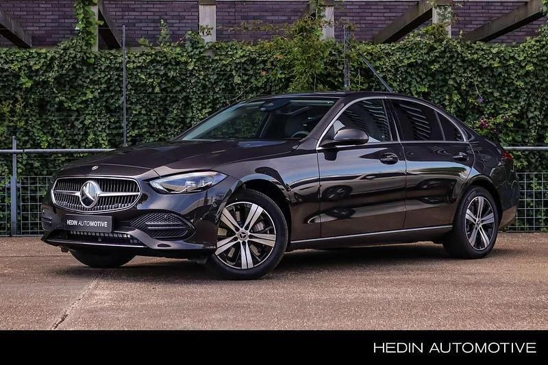 Grijs Nieuw 2025 Mercedes C300e Business Sedan | € 53.595 - Afbeelding 1/4