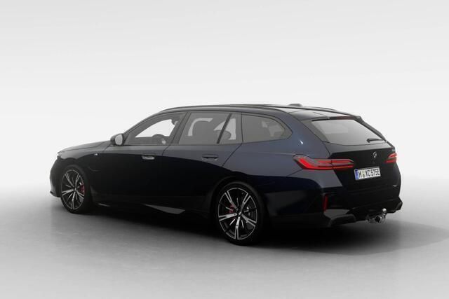 Zwart, metallic lak Nieuw 2025 BMW 530e M Sport Stationwagen | € 94.565 (Iets duurder) - Afbeelding 1/4