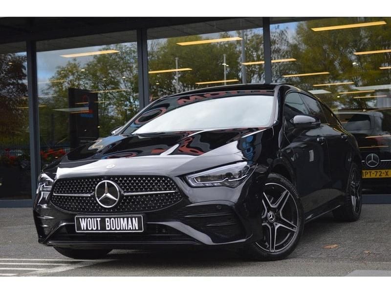 Zwart Gebruikt 2024 Mercedes CLA250 AMG line Sedan | € 41.900 (Eerlijke prijs) - Afbeelding 1/4