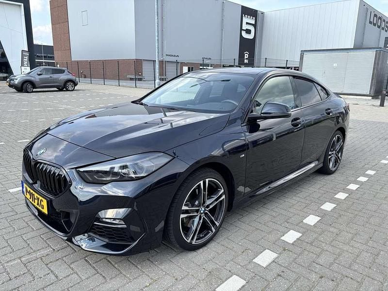 Zwart Occasion 2022 BMW 218 Sedan | € 24.250 (Eerlijke prijs) - Afbeelding 1/4