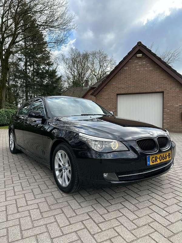Zwart Gebruikt 2009 BMW 525 Sedan | € 6.000 (Eerlijke prijs) - Afbeelding 1/4