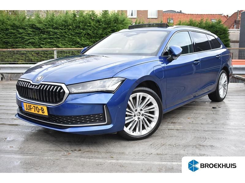 Blauw Gebruikt 2024 Skoda Superb Stationwagen | € 48.895 - Afbeelding 1/4