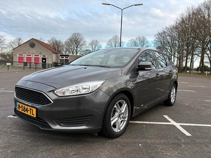 Grijs (metallic) Occasion 2017 Ford Focus Stationwagen | € 5.950 (Super prijs) - Afbeelding 1/4