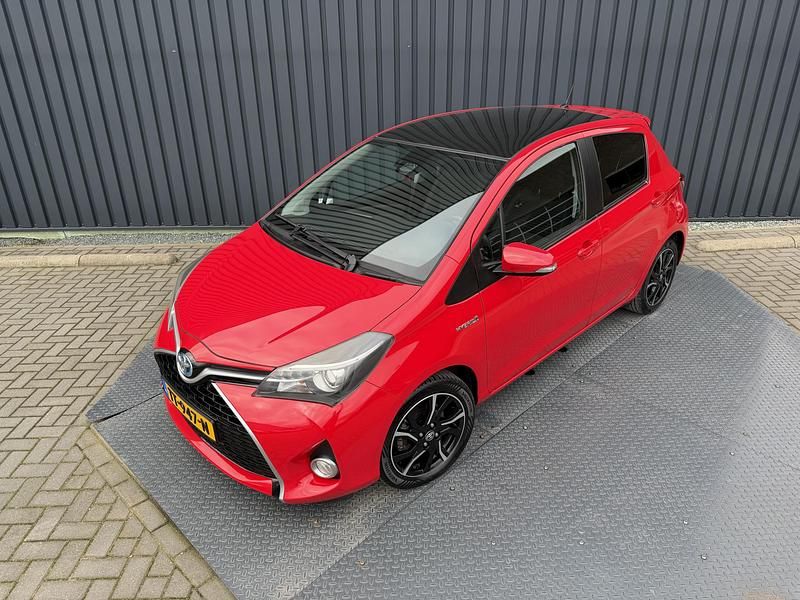 Occasion Toyota Yaris Hybrid 101 PK (74 kW) 2015 Rood Hatchback