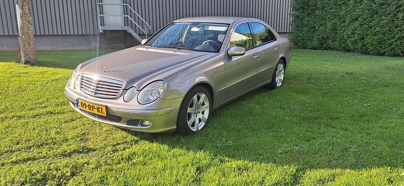 Zilver Gebruikt 2005 Mercedes E240 Elegance Sedan | € 8.500 (Goede deal) - Afbeelding 1/4