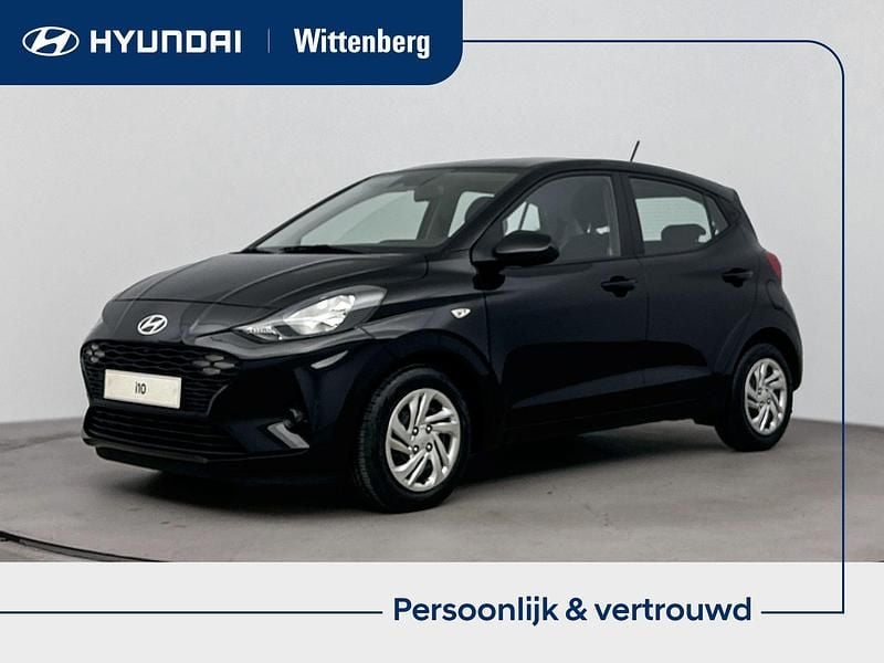 Zwart Occasion 2024 Hyundai i10 Comfort Hatchback | € 19.700 (Eerlijke prijs) - Afbeelding 1/4