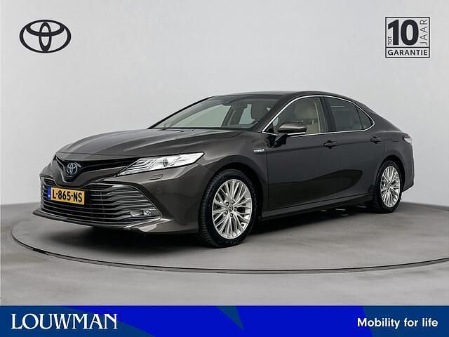 Bruin metallic Occasion 2021 Toyota Camry Premium Sedan | € 29.985 (Eerlijke prijs) - Afbeelding 1/4