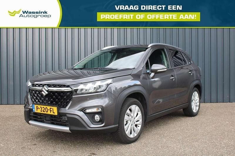 Grijs Gebruikt 2022 Suzuki SX4 S-Cross SUV | € 22.490 (Eerlijke prijs) - Afbeelding 1/4
