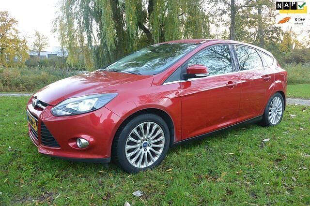 Rood Gebruikt 2011 Ford Focus Hatchback | € 3.199 (Eerlijke prijs) - Afbeelding 1/4