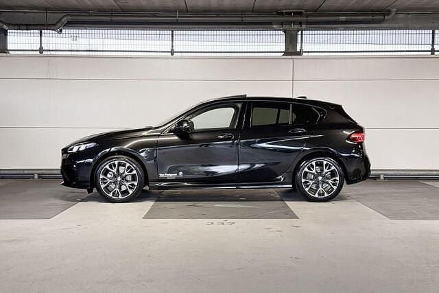 Zwart Nieuw 2025 BMW 120 M Sport Hatchback | € 52.800 - Afbeelding 1/4